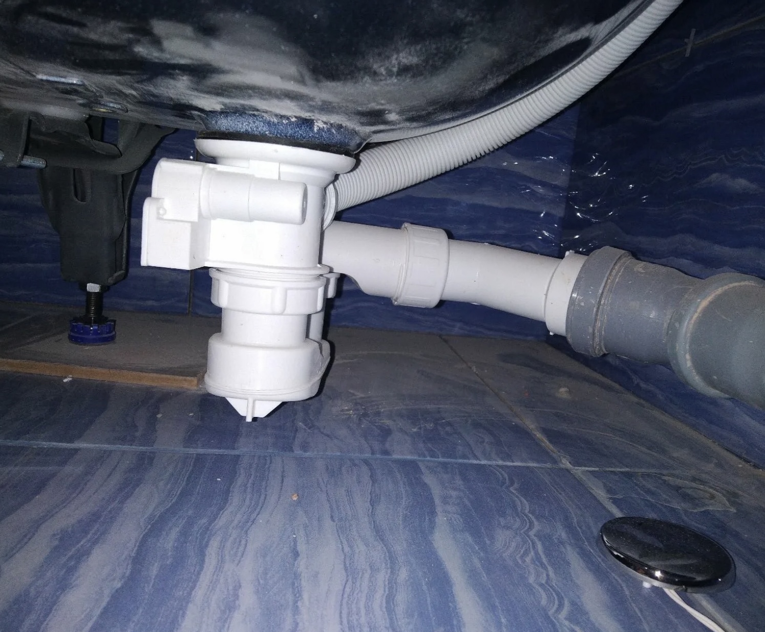 демонтаж и установка сифона душевой кабины Замена сифона душевой кабины